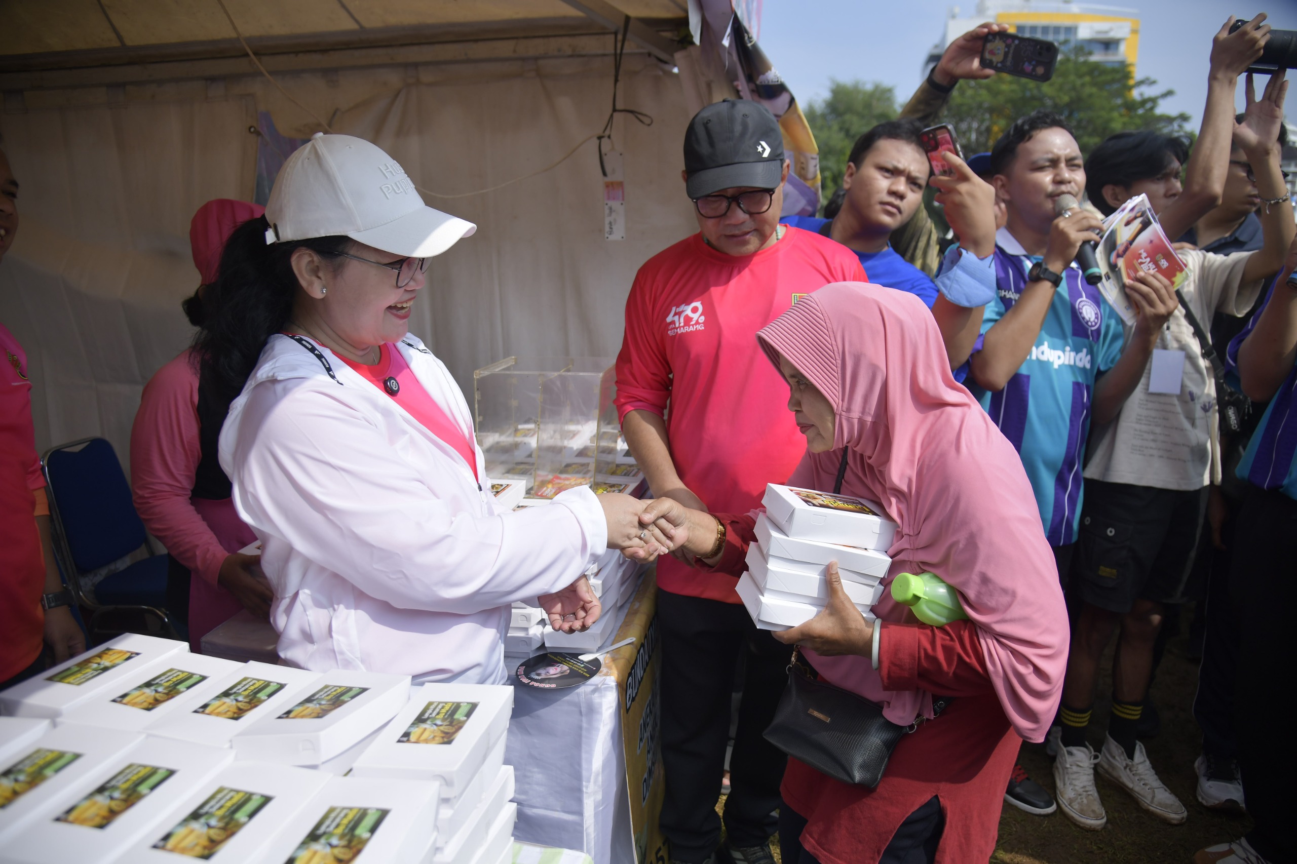foto Berita Wali Kota Agustina Sulap Sampah Jadi Berkah di Lumpiavaganza Ribuan Warga Serbu Simpang Lima