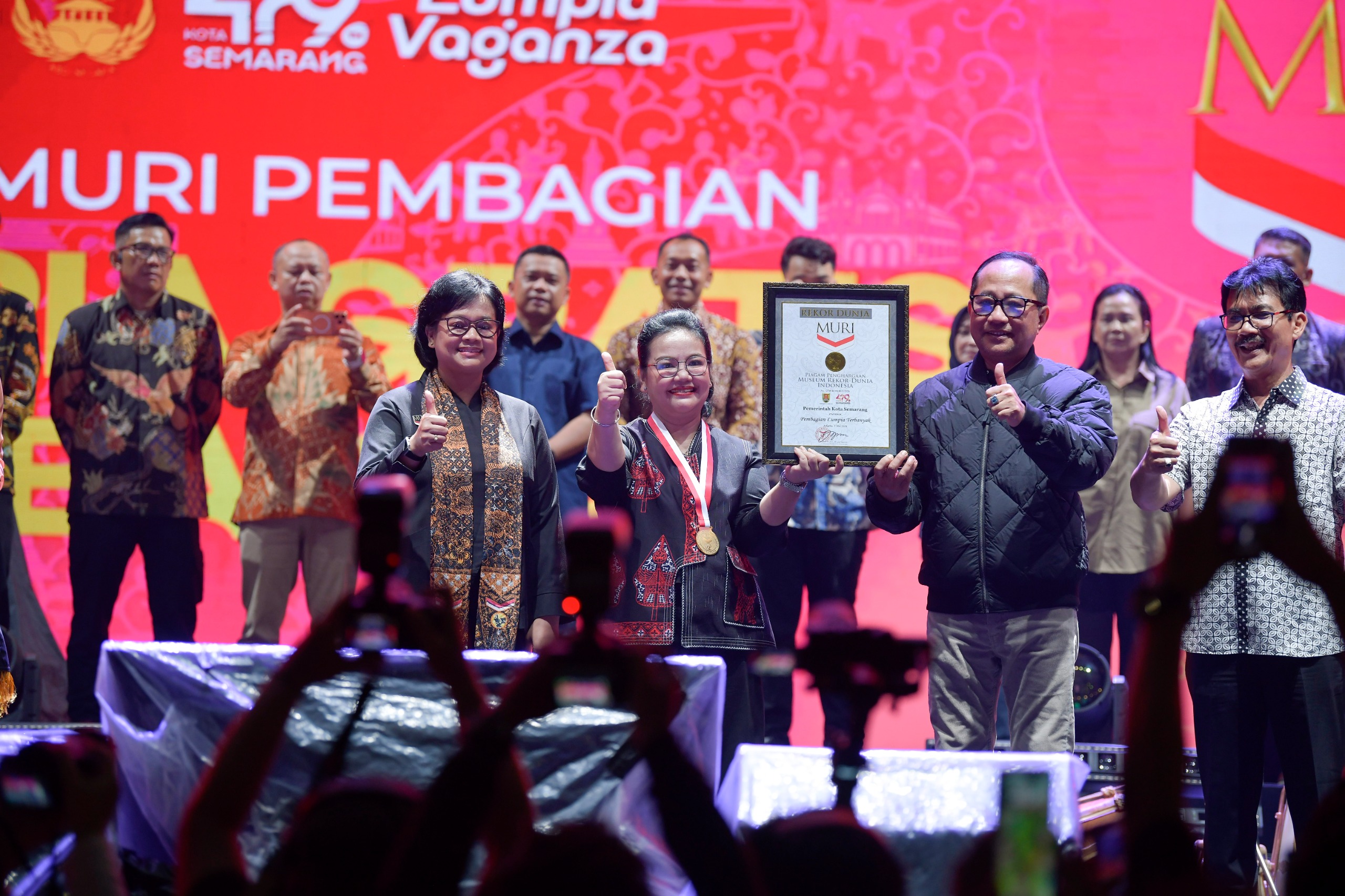 foto Berita Pemkot Semarang Pecahkan Rekor Dunia MURI 10.052 Lumpia Gratis Dibagikan di Hari Jadi ke 479