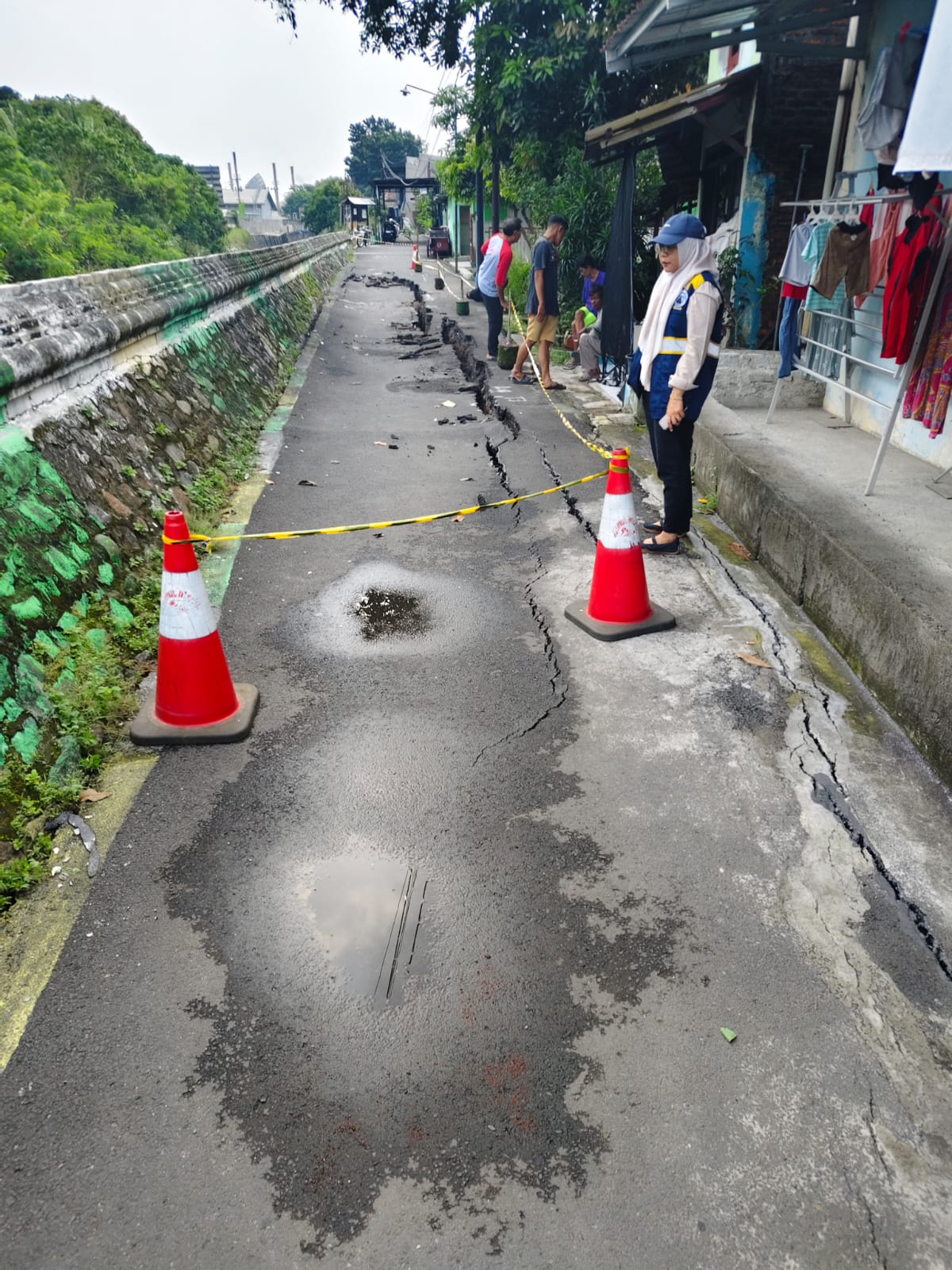 foto Berita Percepat Penanganan Jalan Amblas Kalibanteng Kulon Pemkot Semarang Perkuat Koordinasi Lintas Kewenangan