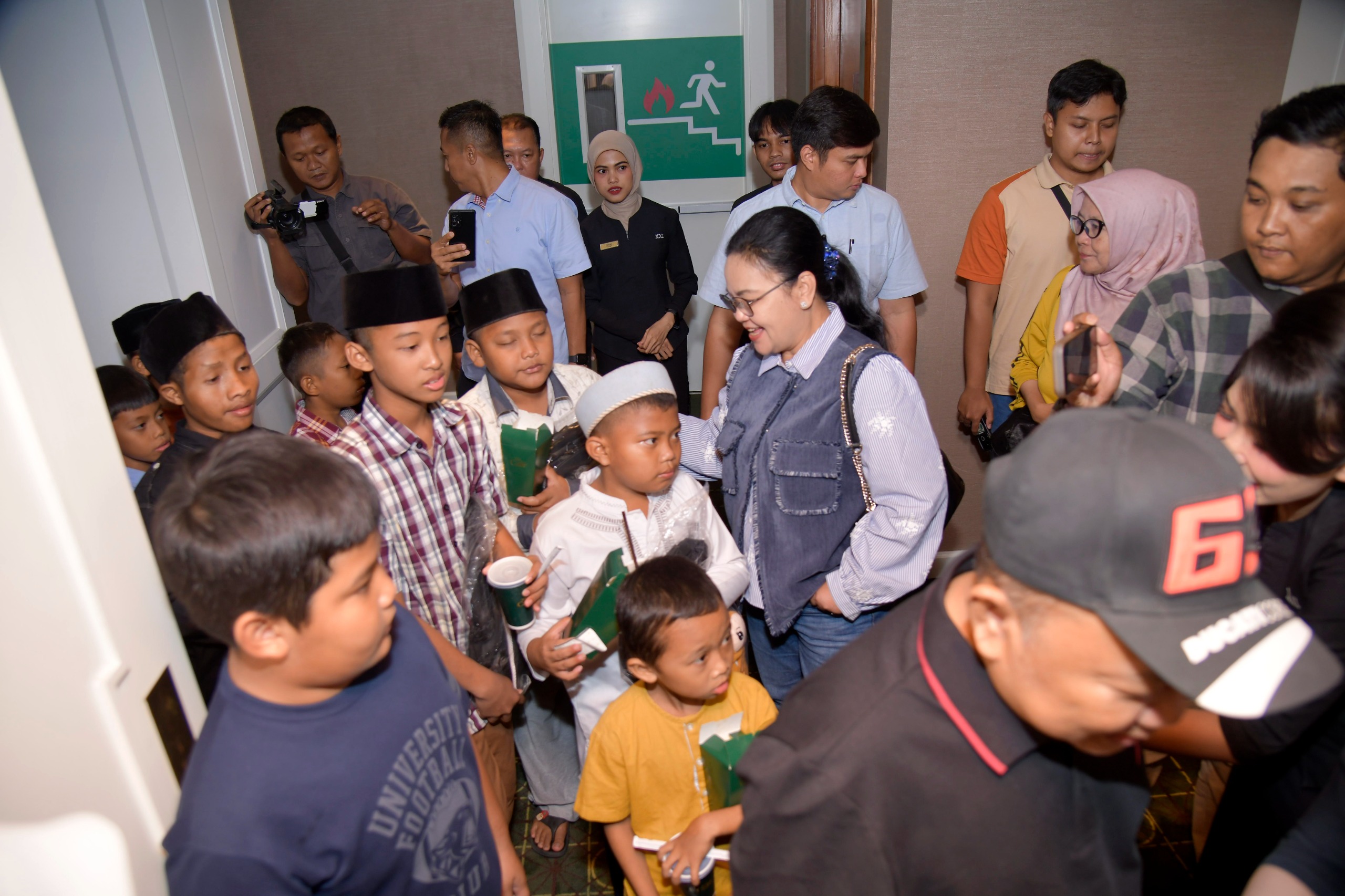 Foto Berita Ajak Anak anak Yatim Nobar Children of Heaven Wali kota Agustina Hadirkan Kebahagiaan dan Semangat untuk Meraih Mimpi