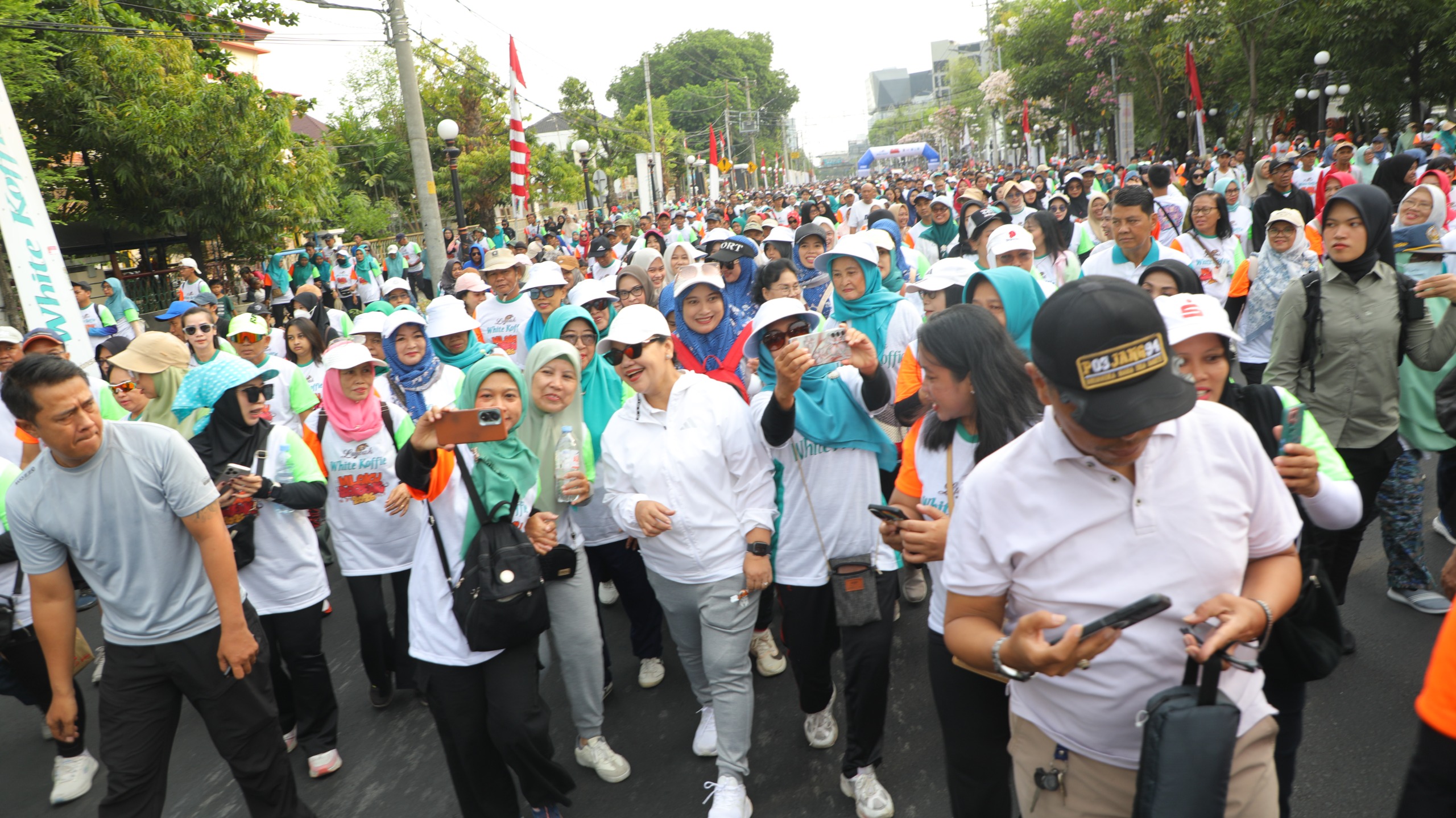 Foto Berita Wali Kota Semarang Agustina Wilujeng Ikut Mlaku Bareng Ajak Warga Biasakan Olahraga Pagi
